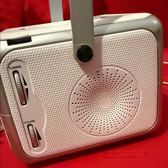 Jensen silver and white stereo cd player/radio - Picture 6 of 9